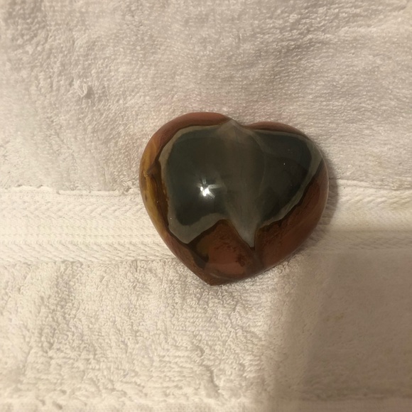 Polychrome jasper carved heart stone - Picture 3 of 8